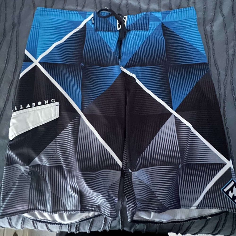 Like new nice pair of billabong board shorts Worn once too big on me 😒